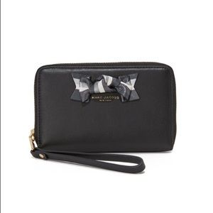 Marc Jacobs Bow Zip Phone Wristlet in Black
